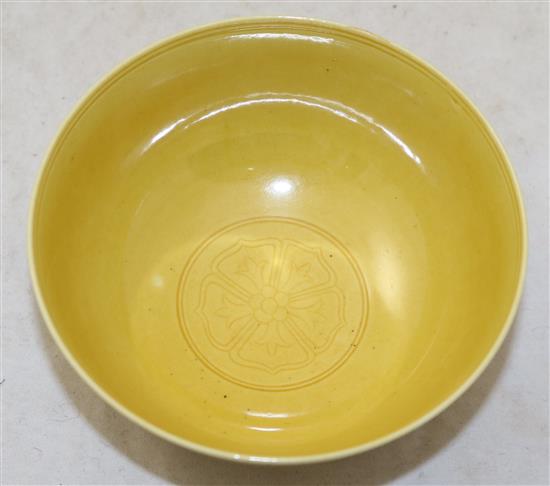 A Chinese yellow ground anhua-decorated bowl, 11.8cm